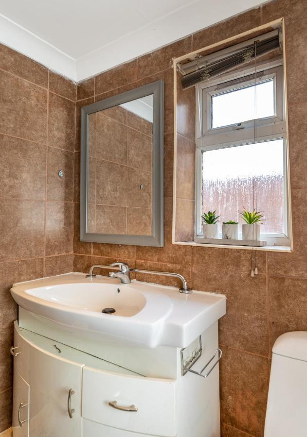 Town Centre Free Parking And Wi-fi Apartment